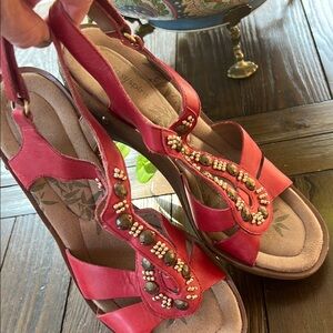 Earth Spirit Red Leather Sandals with Woven Straps & embellishments SZ 6.5